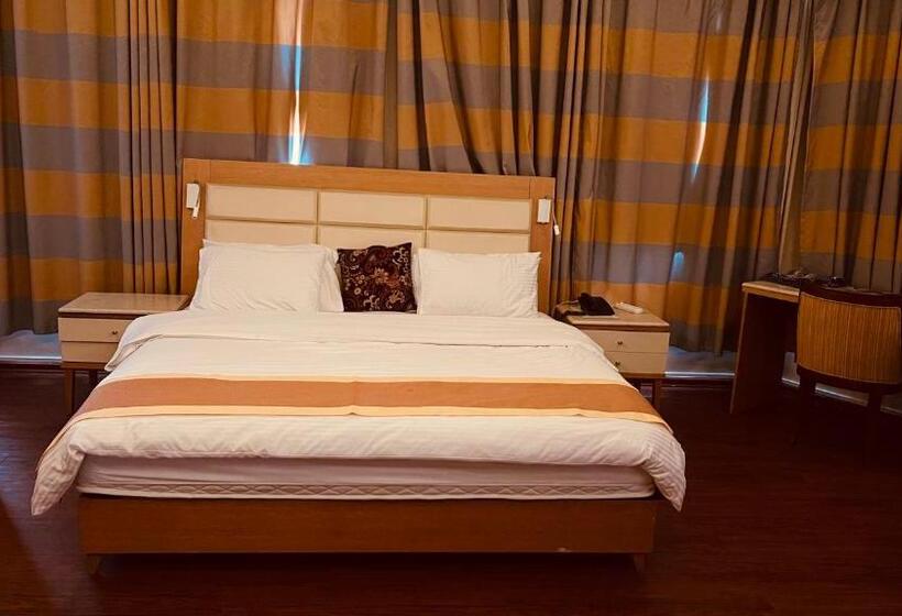 اتاق لوکس سه تخته, Saleem Afandi