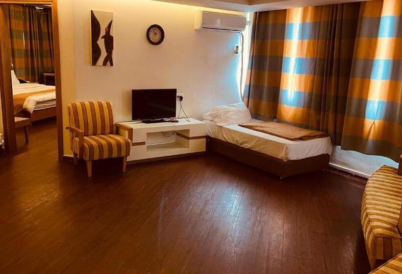 اتاق لوکس سه تخته, Saleem Afandi