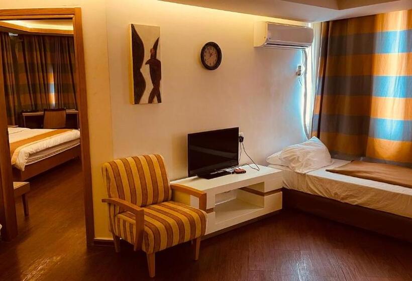 اتاق لوکس سه تخته, Saleem Afandi