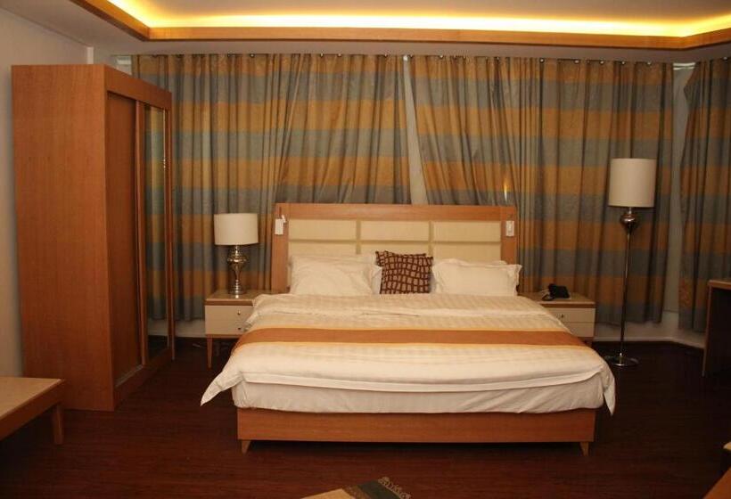 سوییت جونیور لوکس, Saleem Afandi