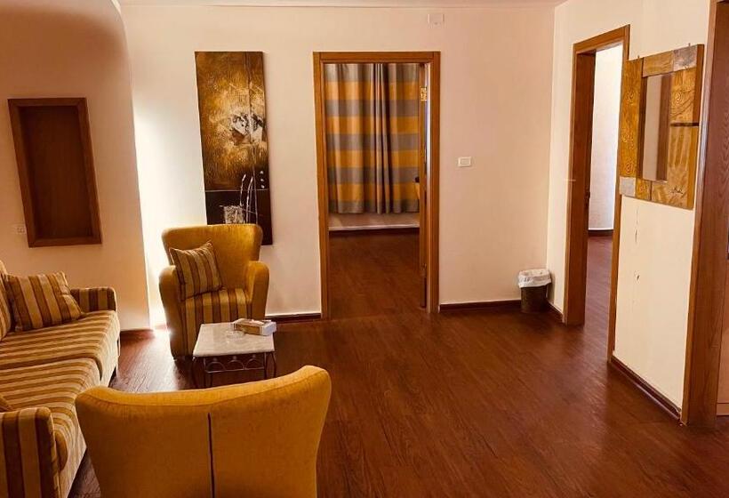 سوییت جونیور لوکس, Saleem Afandi