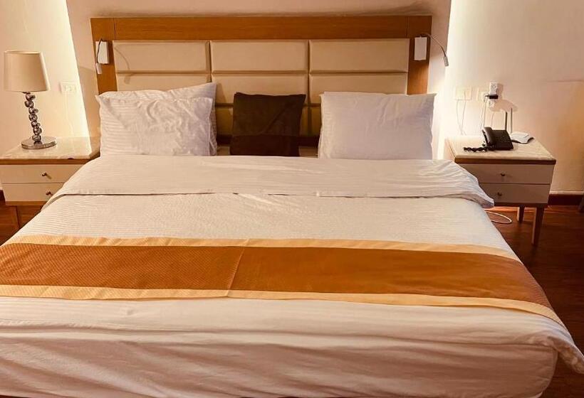 سوییت جونیور لوکس, Saleem Afandi