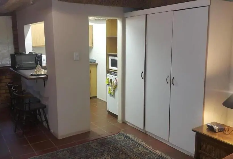 اتاق خانوادگی, Albatross B&b