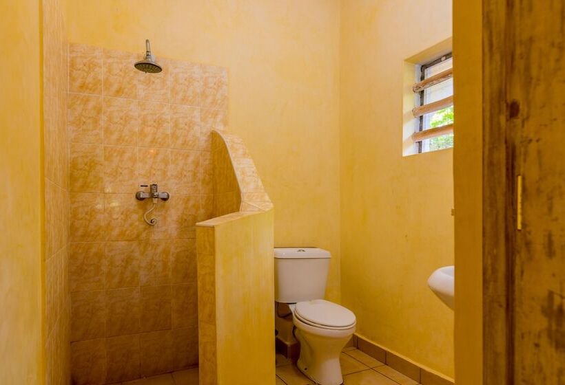 اتاق خانوادگی, Upani In Diani