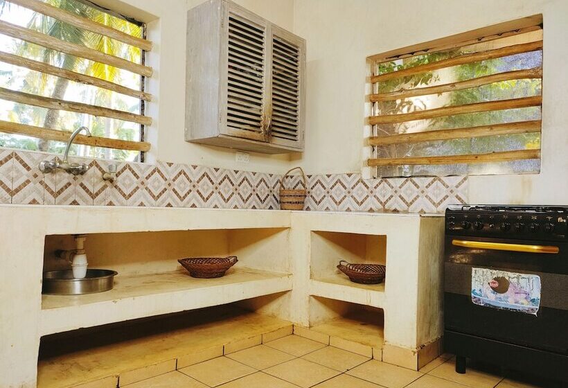 اتاق خانوادگی, Upani In Diani