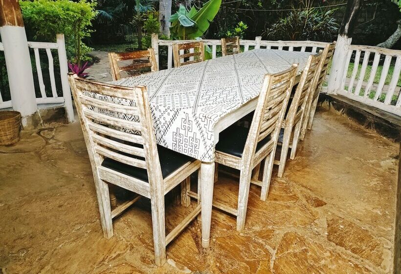 خانه 1 خوابه, Upani In Diani