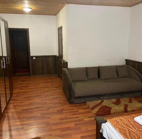 Junior Suite Familiar, Shulc