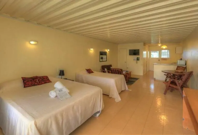 اتاق استاندارد با چشم‌انداز استخر, Kiikii Inn & Suites