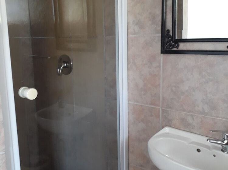 Номер Стандарт, Accoustix Backpackers Hostel