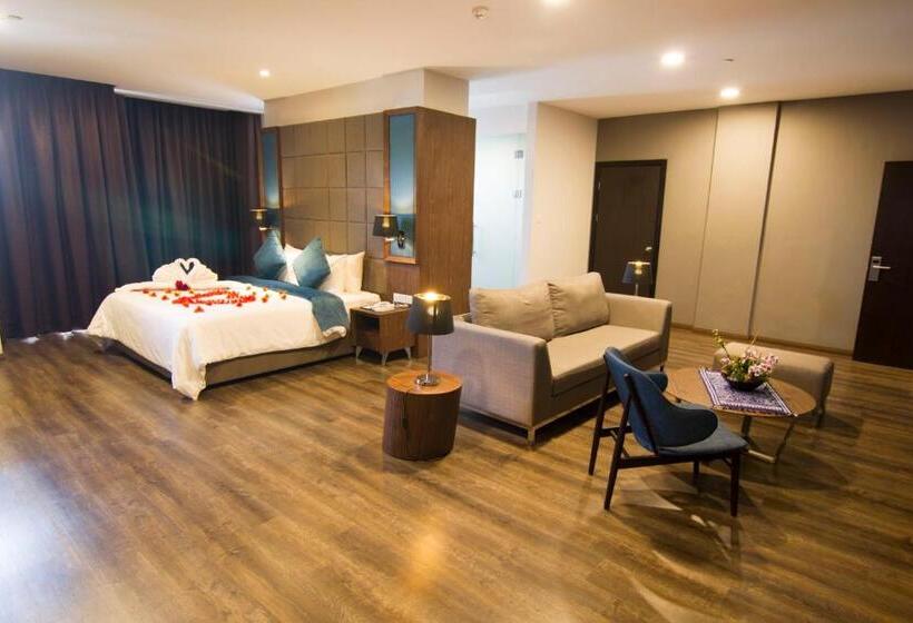 جناح جونيور, Goldenbay