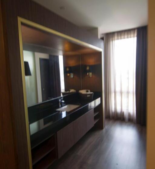 جناح جونيور, Goldenbay