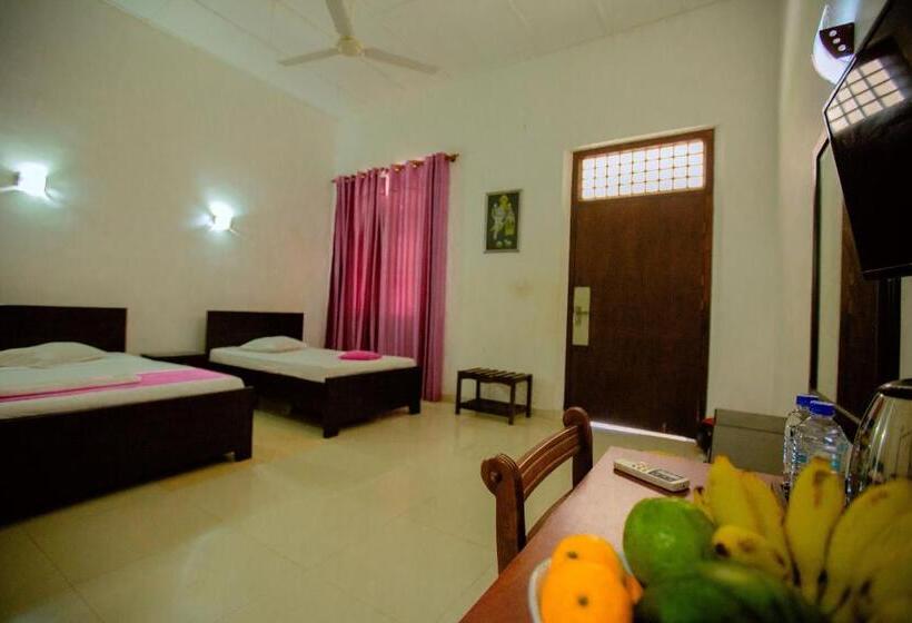 Номер Стандарт Трехместный, Rest House Hambantota