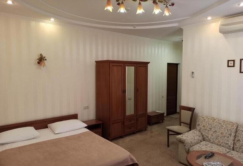 اتاق لوکس, Status