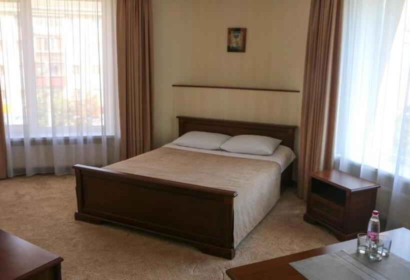 اتاق لوکس, Status