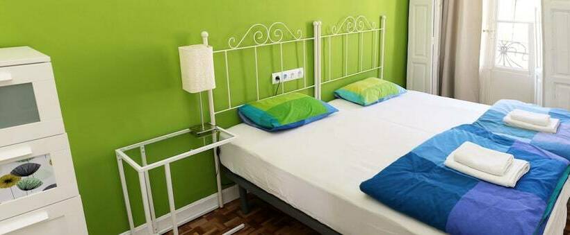 اتاق استاندارد با سرویس بهداشتی مشترک, Leon Hostel