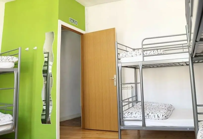 تختخواب در اتاق مشترک, Leon Hostel