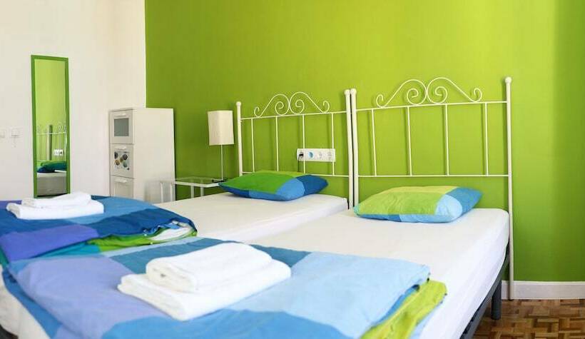 اتاق استاندارد با سرویس بهداشتی مشترک, Leon Hostel