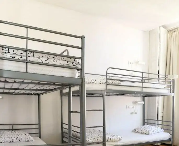 تختخواب در اتاق مشترک, Leon Hostel