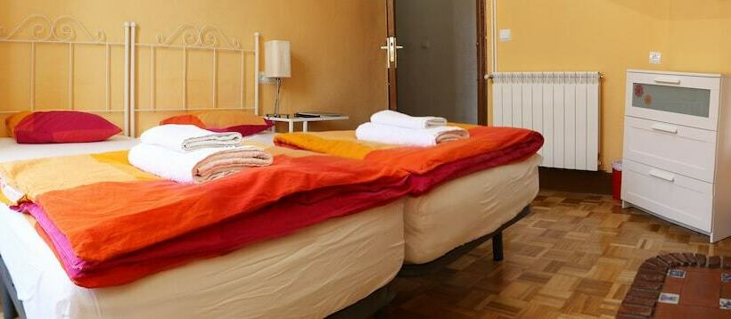 اتاق استاندارد با سرویس بهداشتی مشترک, Leon Hostel