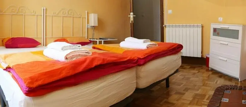 اتاق استاندارد با سرویس بهداشتی مشترک, Leon Hostel