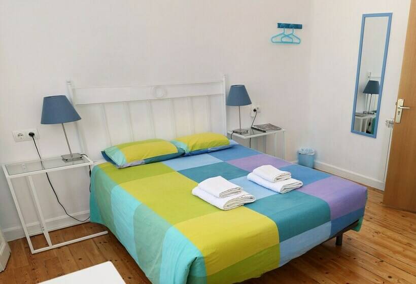 اتاق استاندارد با سرویس بهداشتی مشترک, Leon Hostel