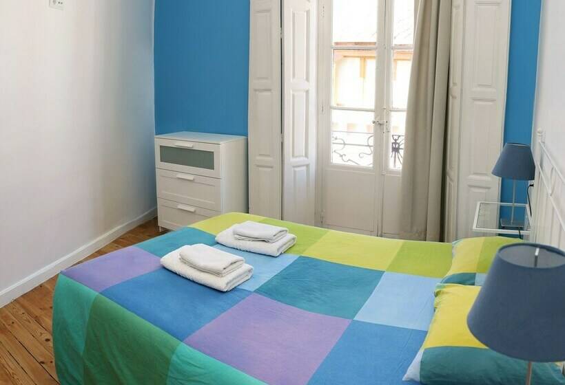 اتاق استاندارد با سرویس بهداشتی مشترک, Leon Hostel