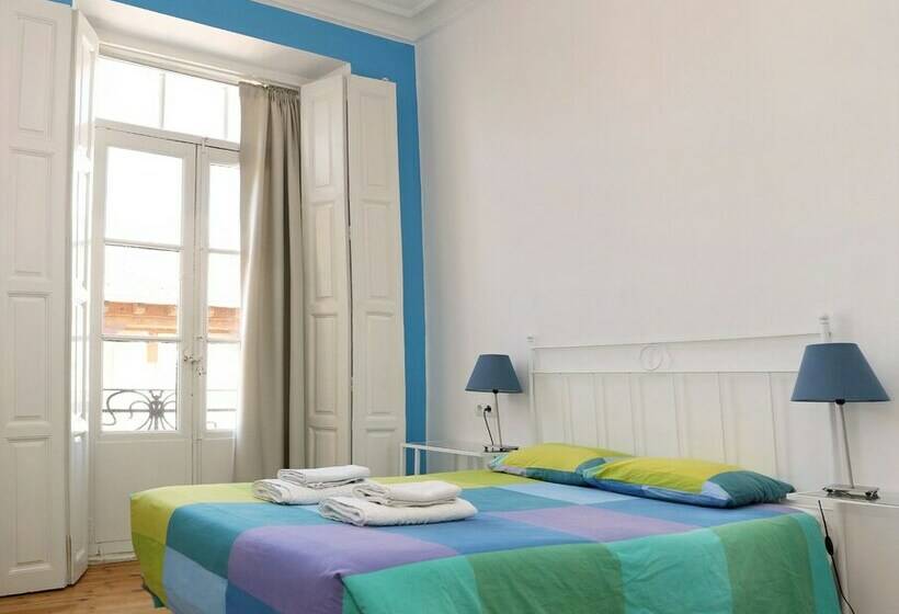 اتاق استاندارد با سرویس بهداشتی مشترک, Leon Hostel