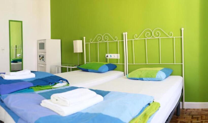 اتاق استاندارد با سرویس بهداشتی مشترک, Leon Hostel