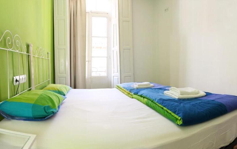 اتاق استاندارد با سرویس بهداشتی مشترک, Leon Hostel