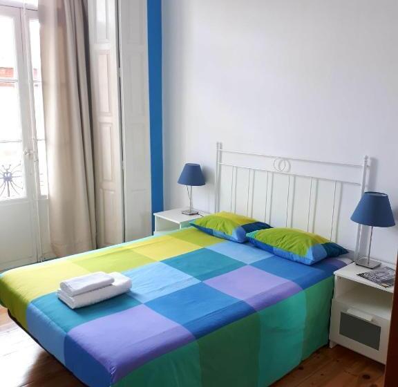 اتاق استاندارد با سرویس بهداشتی مشترک, Leon Hostel