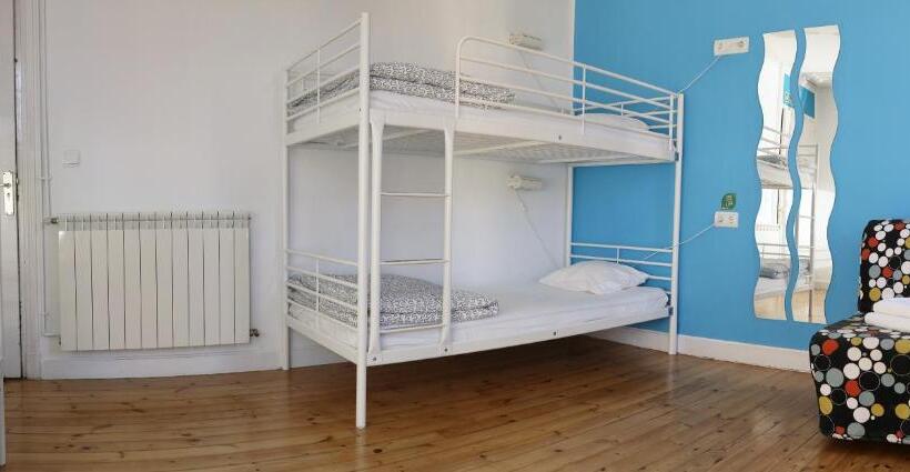 تختخواب در اتاق مشترک, Leon Hostel