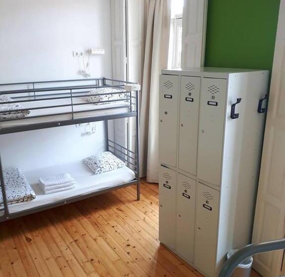 تختخواب در اتاق مشترک, Leon Hostel