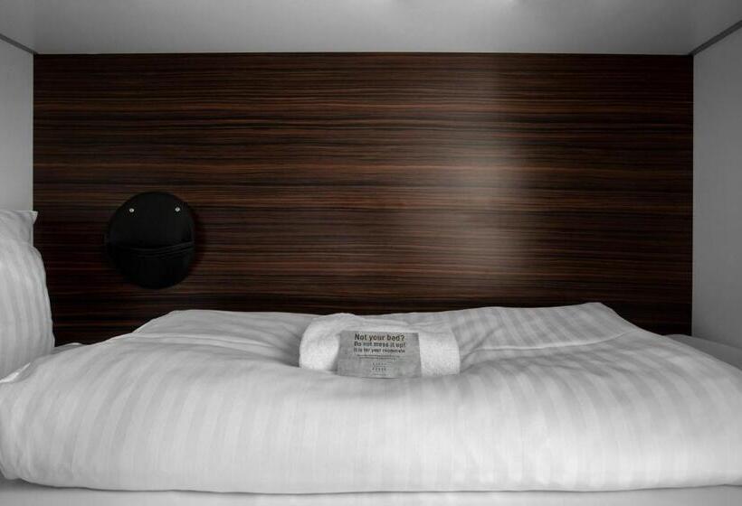 غرفة قياسية ثلاثية, Steel House Copenhagen