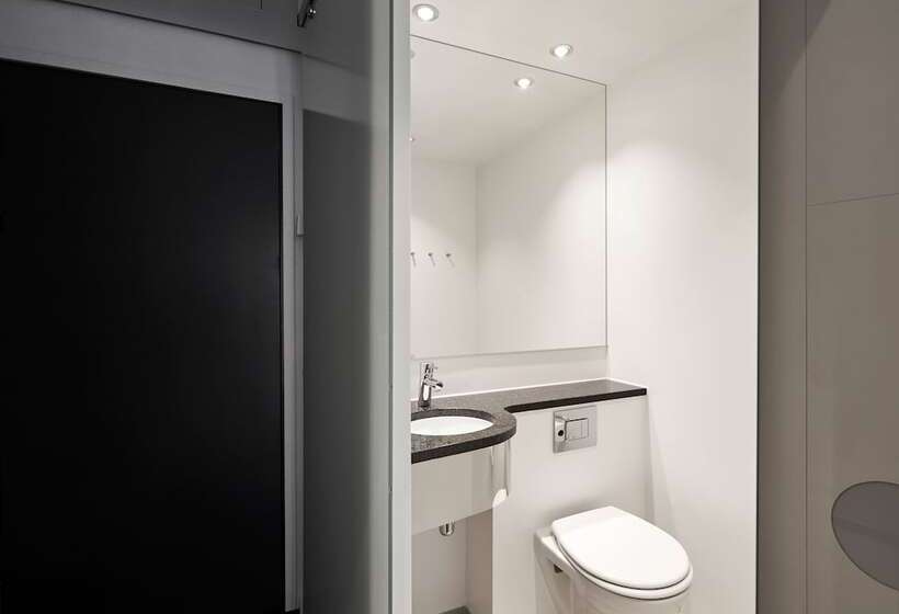 غرفة قياسية ثلاثية, Steel House Copenhagen