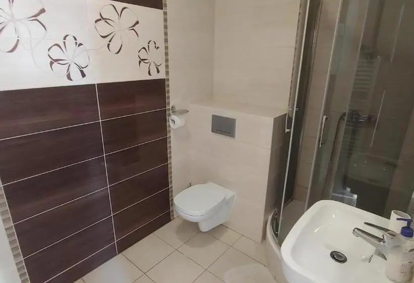 Standard Kolmen Hengen Huone, E7