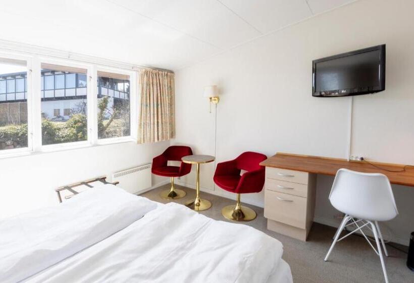 חדר סטנדרט לשלושה, Villum