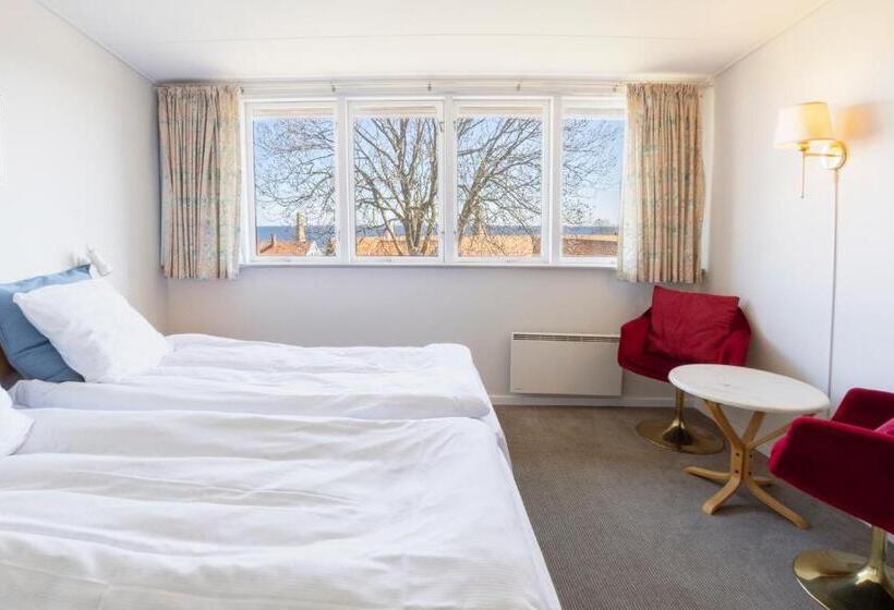 חדר סטנדרט לשלושה, Villum