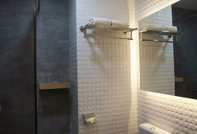 اتاق لوکس, The City