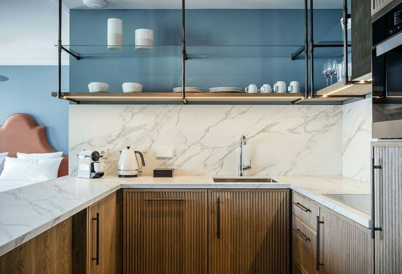 شقة إدارية غرفة واحدة, The July   Twenty Eight