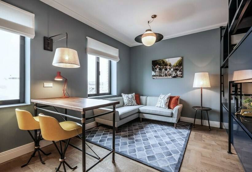 شقة إدارية غرفة واحدة, The July   Twenty Eight