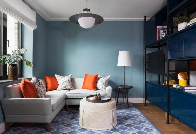 شقة إدارية غرفة واحدة, The July   Twenty Eight