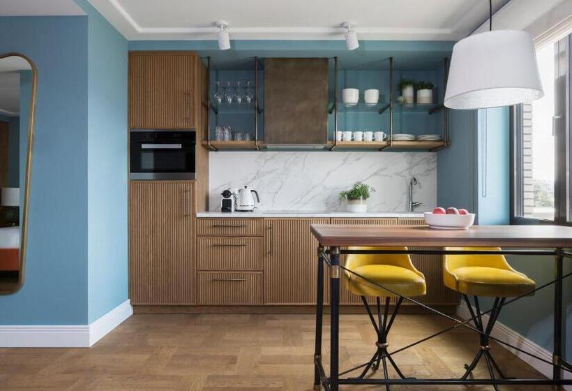 شقة إدارية غرفة واحدة, The July   Twenty Eight