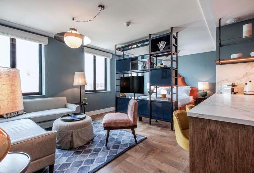 شقة إدارية غرفة واحدة, The July   Twenty Eight