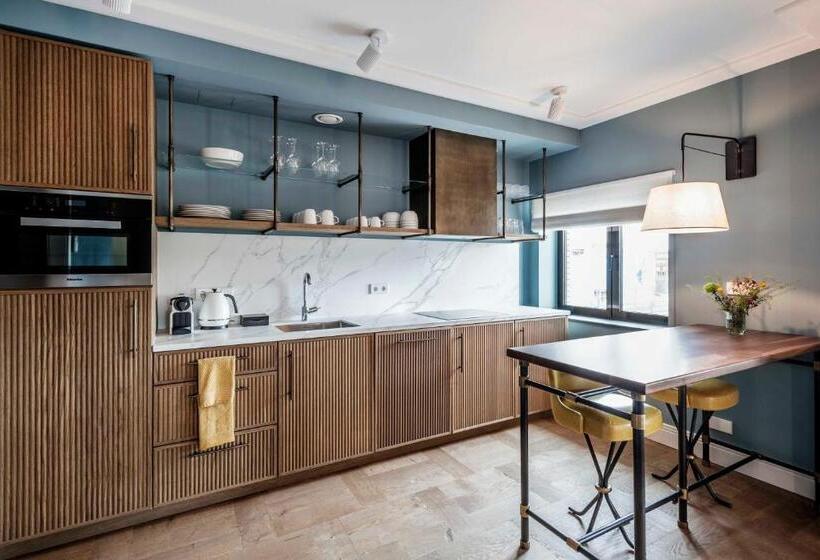 شقة غرفتين, The July   Twenty Eight