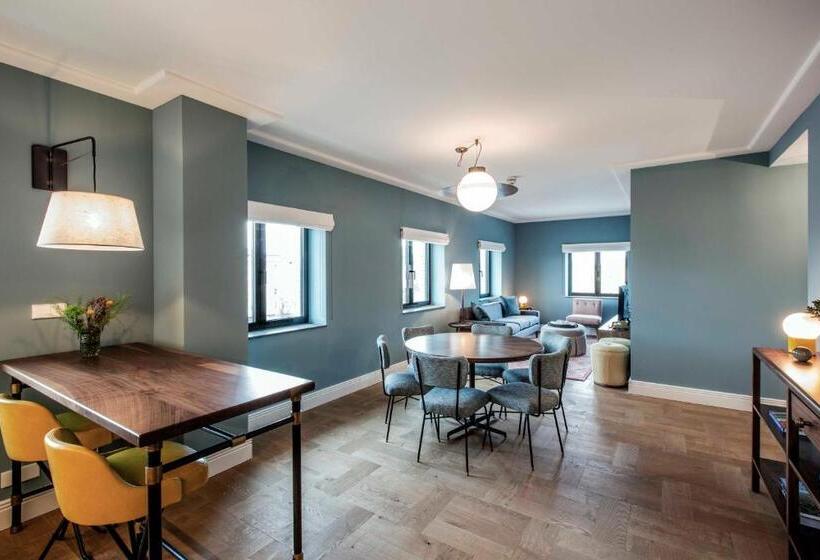 شقة غرفتين, The July   Twenty Eight