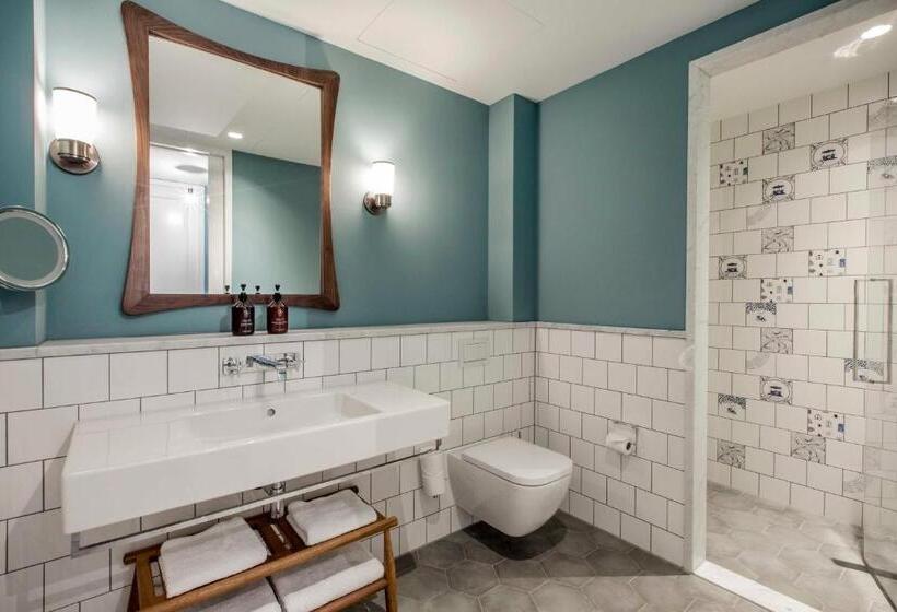 شقة غرفتين, The July   Twenty Eight