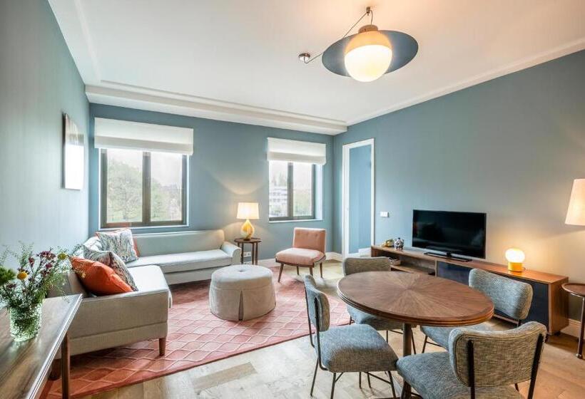 شقة غرفتين, The July   Twenty Eight