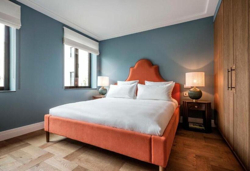 شقة غرفتين, The July   Twenty Eight