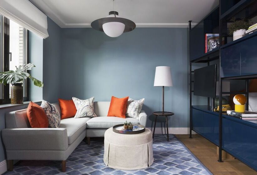 شقة إدارية غرفة واحدة, The July   Twenty Eight