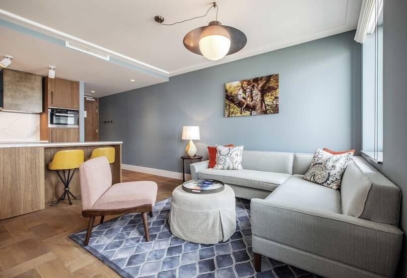 شقة إدارية غرفة واحدة, The July   Twenty Eight